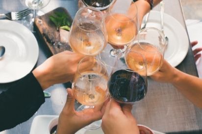 Design ohne Titel (1) gemeinsames Weintrinken